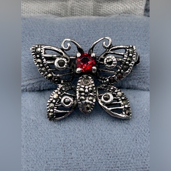 Vintage 925 Victorian Sterling Silver Marcasite Red Garnet Butterfly Brooch - Picture 3 of 9